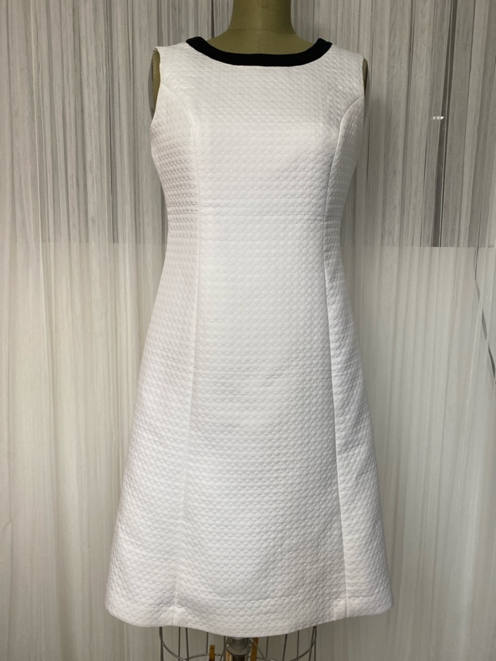Jones New York White Sleeveless A-Line Dress with Black Neck Trim Size 6